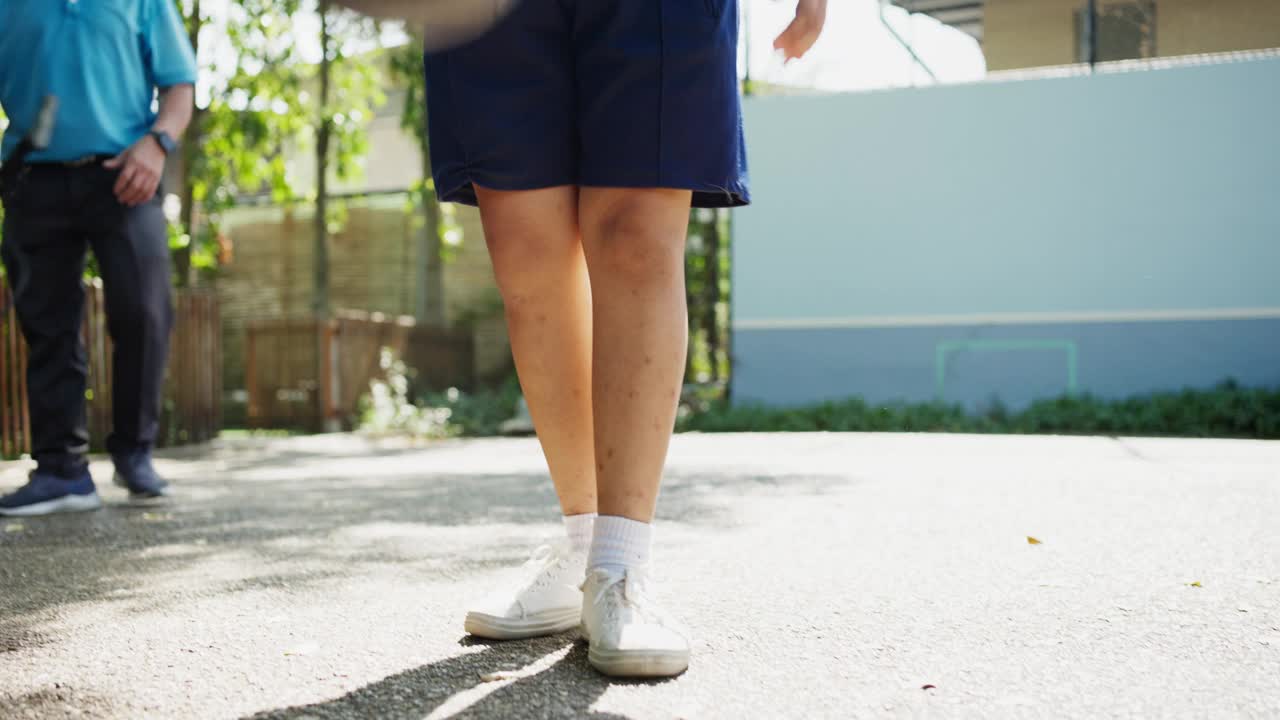 在户外运动训练班学习篮球技巧的女学生视频素材