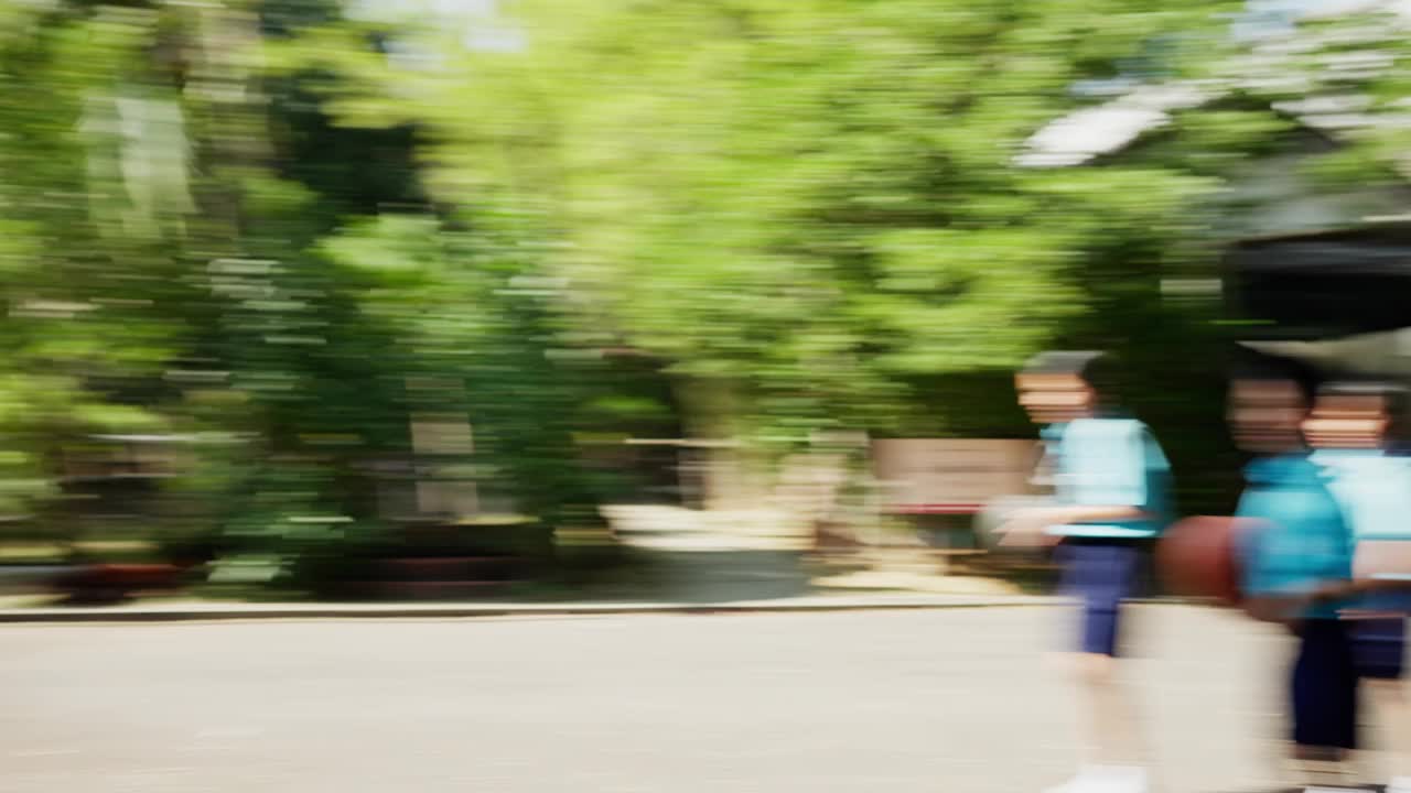 学童在户外运动训练班学习篮球技巧视频素材