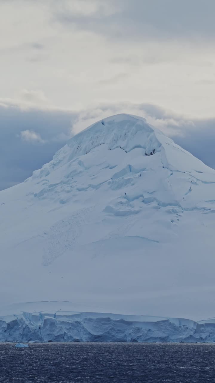 南极冬季风景的山脉和冰川，美丽的戏剧性南极景观与冰雪和雪山，垂直视频的社交媒体，Instagram Reels和抖音视频素材