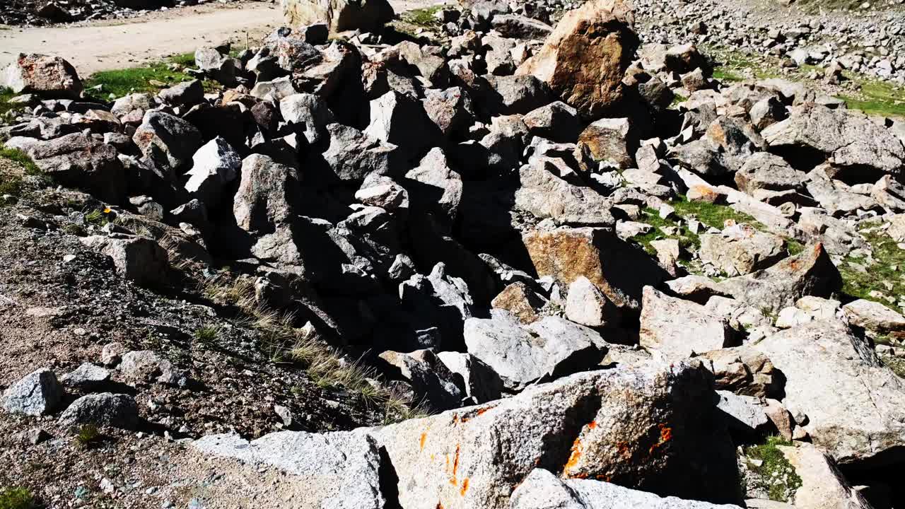 夏季山口的岩石顶部和白雪皑皑的山峰视频素材