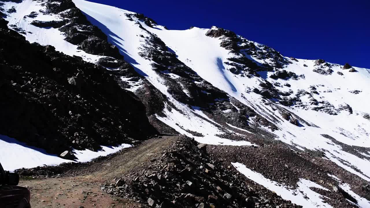 白雪皑皑的山口，山顶有小小的冰川湖视频素材