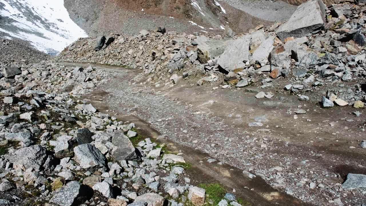 崎岖的夏季山口顶部，以积雪覆盖的山顶为特色视频素材