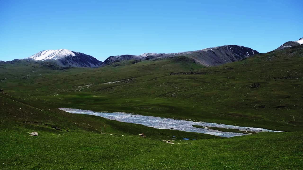 夏季山谷的高角度景观视频素材