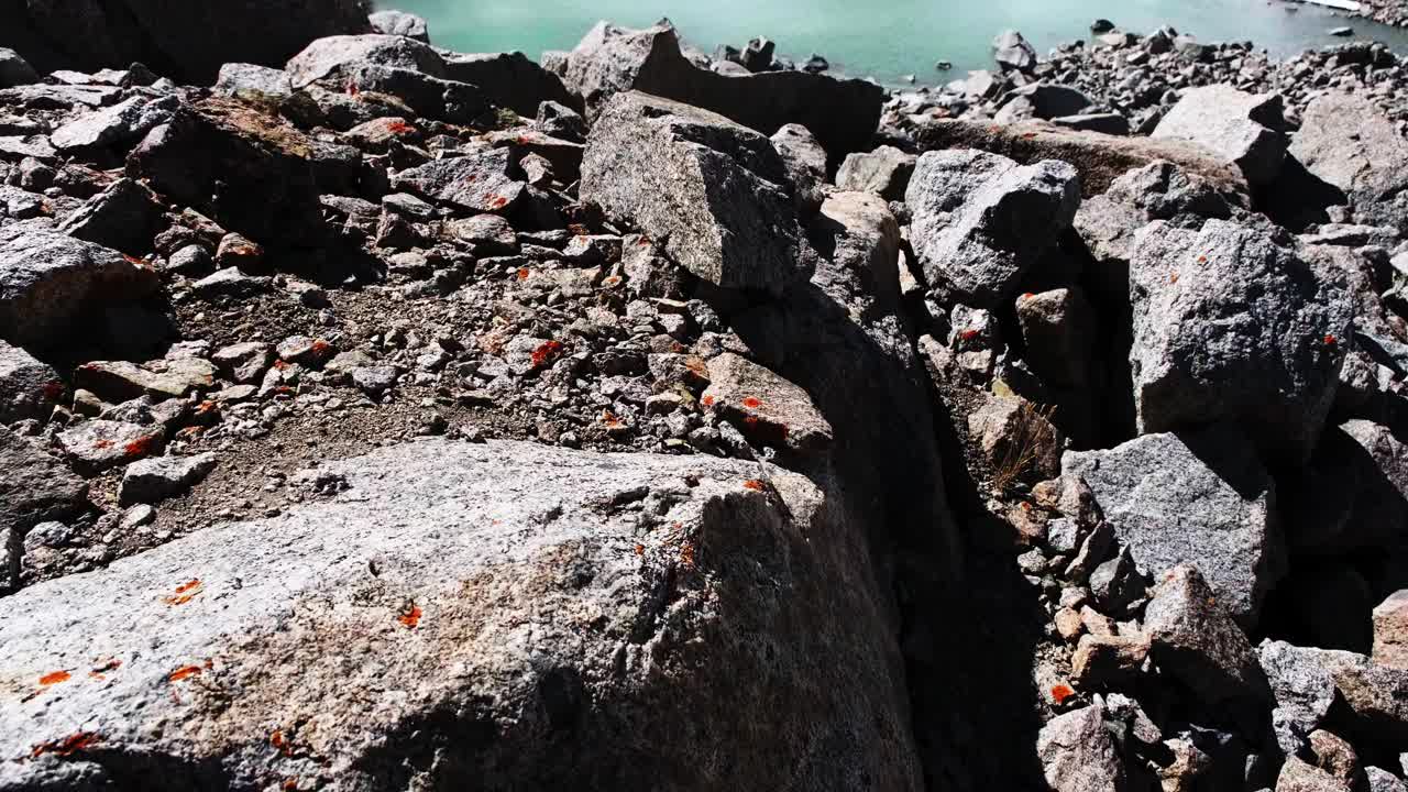 白雪皑皑的山口，山顶有小小的冰川湖视频素材