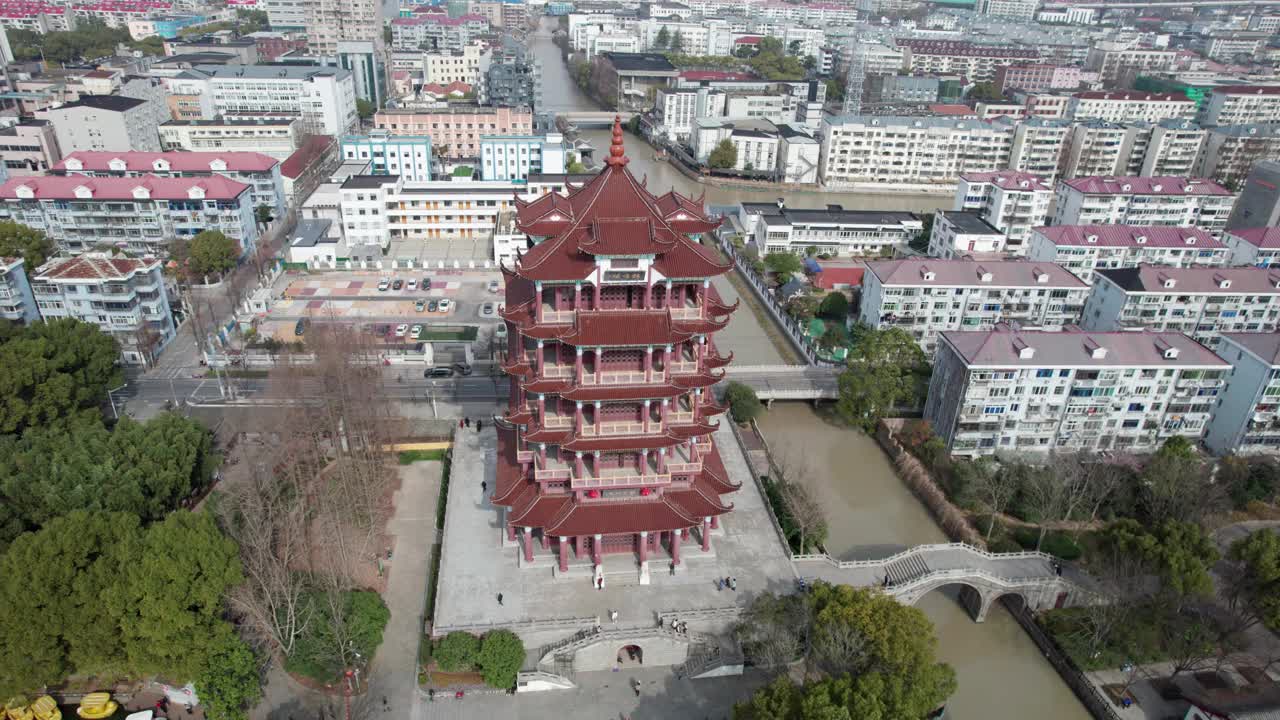 中国上海川沙镇古鹤鸣塔航拍图。这是一座与武汉黄鹤楼几乎相同的建筑。4k实时镜头高角度视图。视频素材