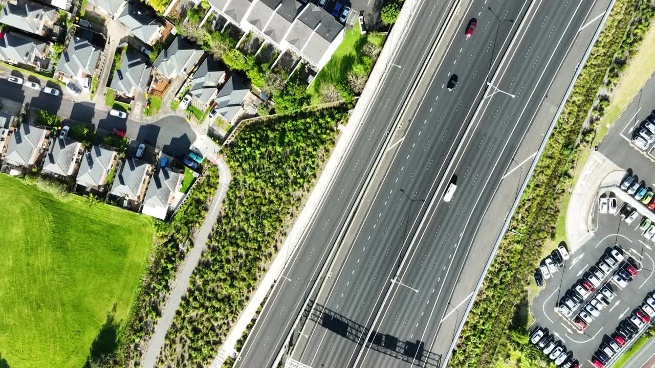 繁忙的高速公路旁的住宅区。视频素材