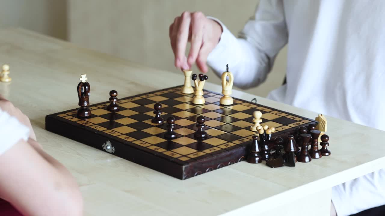 一个人移动棋子时棋盘的特写镜头视频素材