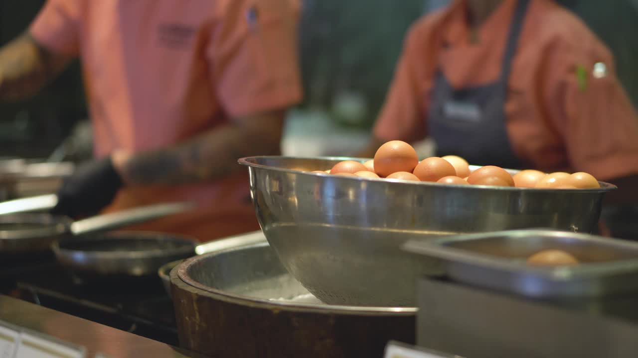 酒店国际自助早餐。视频素材