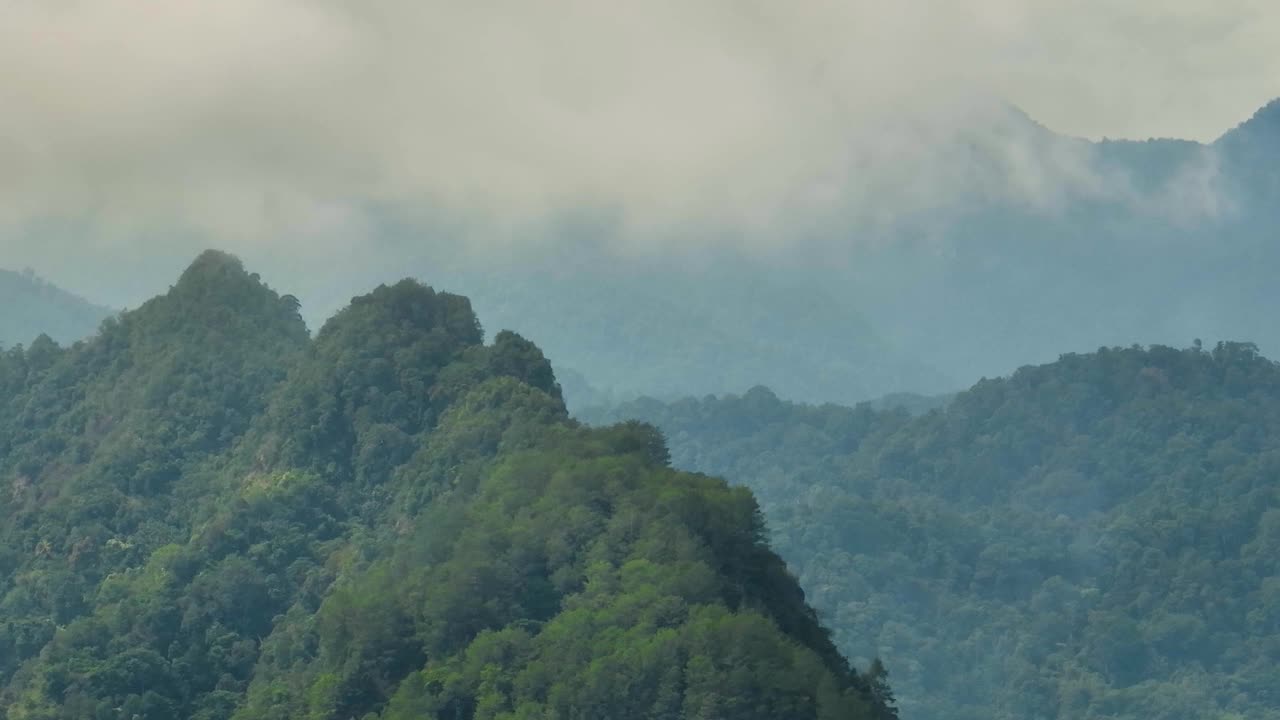 山脉覆盖雨林鸟瞰图。印度尼西亚苏门答腊。视频素材