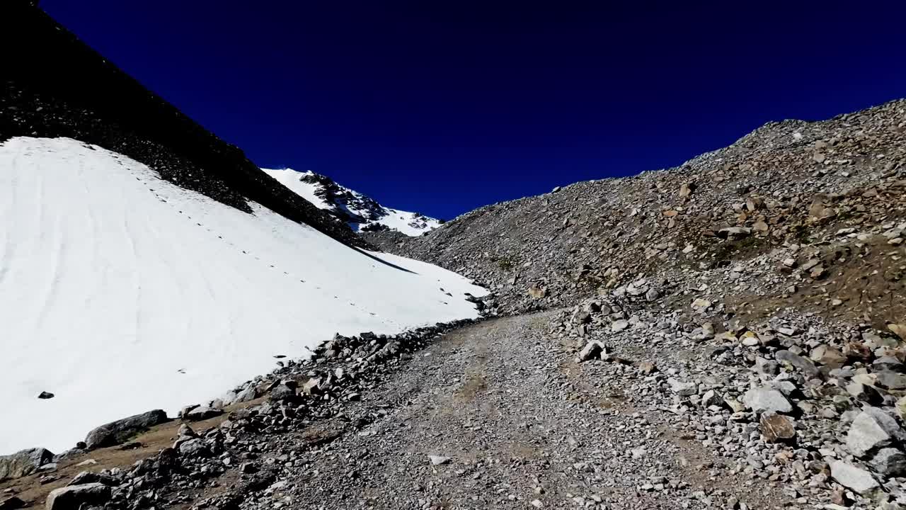 在一个阳光明媚的夏日午后，冰川山顶视频素材