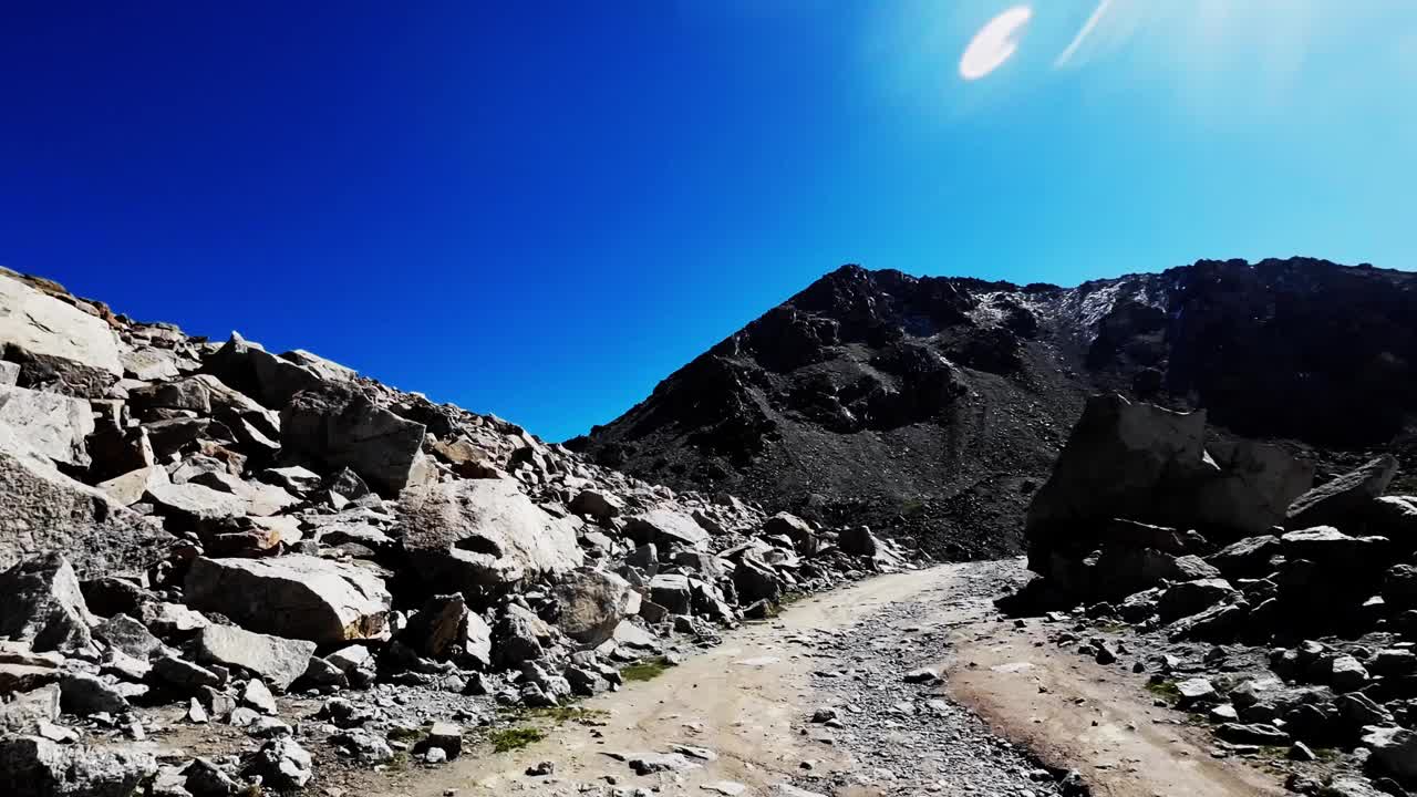 越野驾驶，翻越冰雪覆盖的岩石山峰视频素材