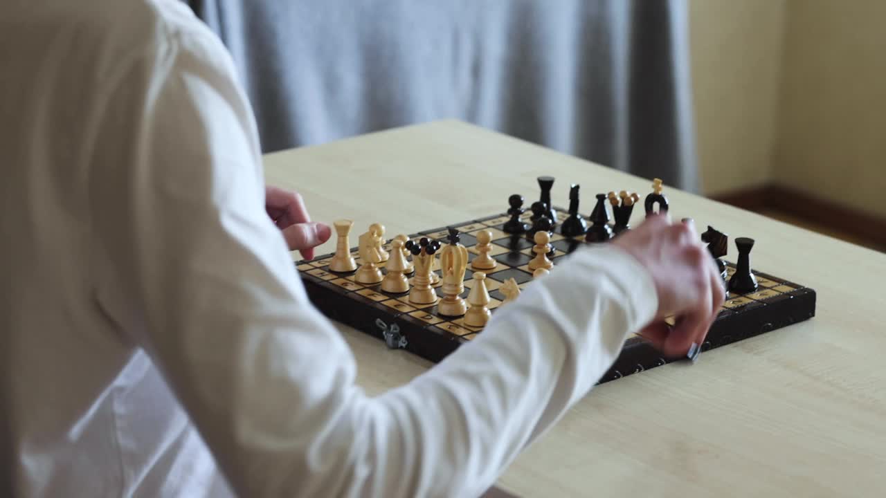 一个人在房间里的桌子上下棋视频素材