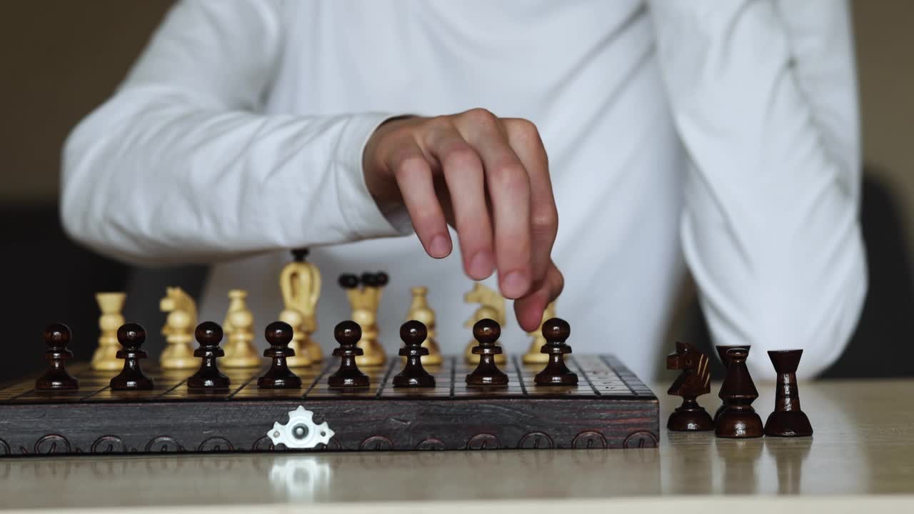 一个人在棋局中移动棋子，专注于策略性的移动视频素材