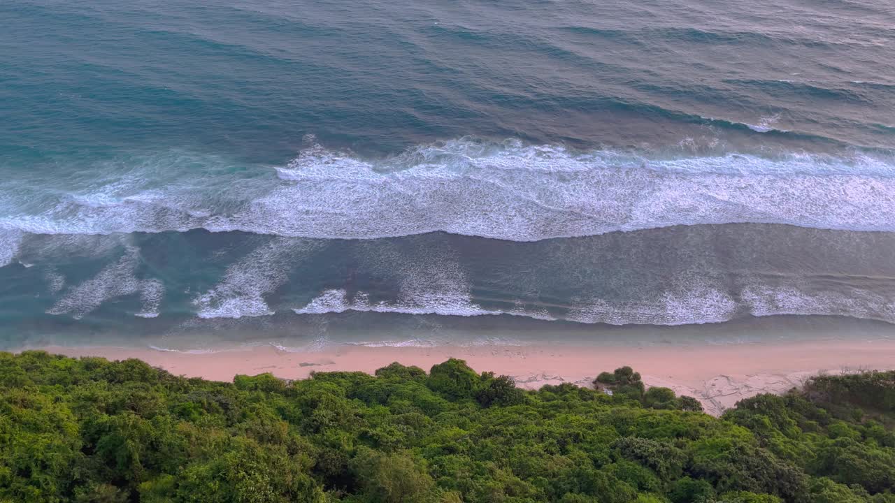 海浪冲击着沙滩视频素材