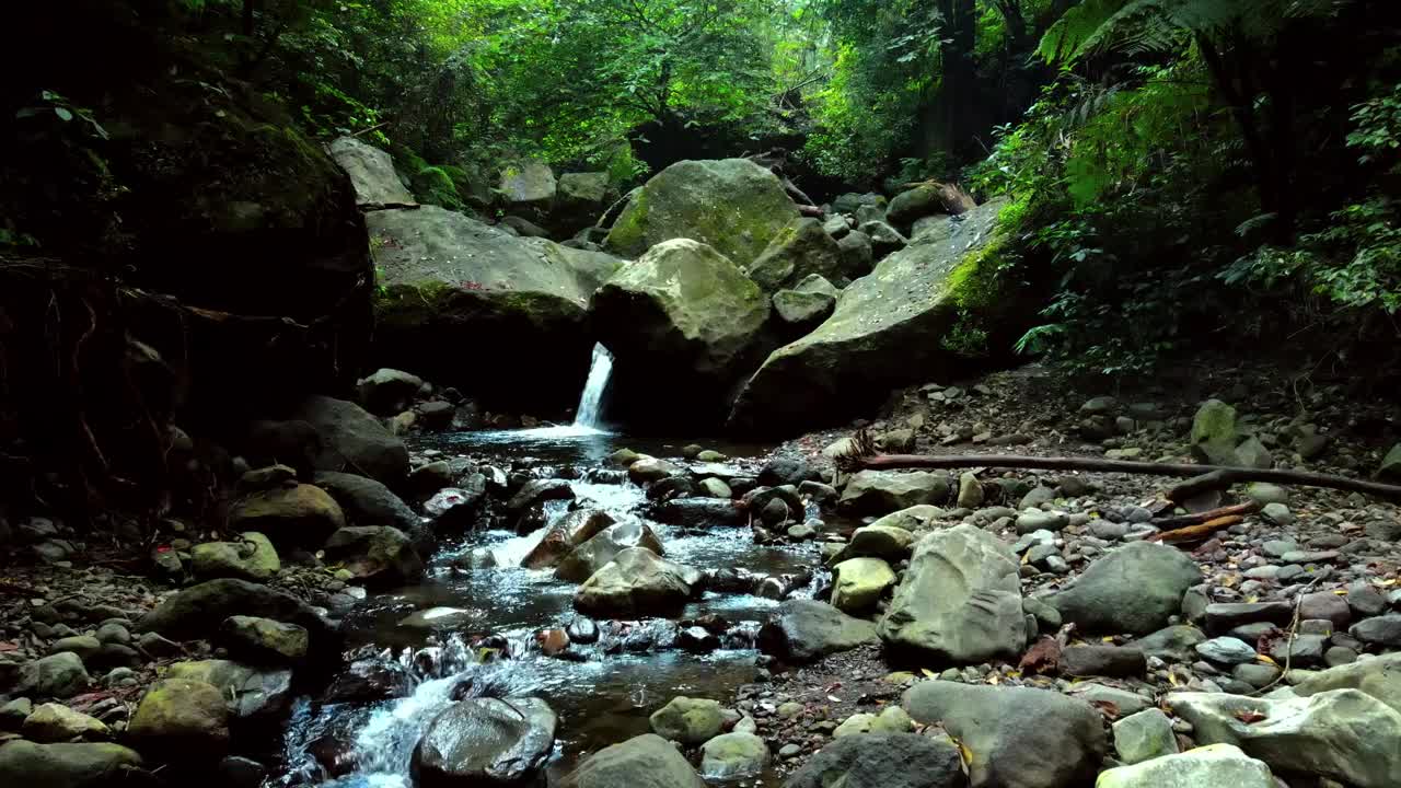 无人机拍摄的清晰的河流水流，多洛瀑布地区的河流，Kediri，印度尼西亚视频下载