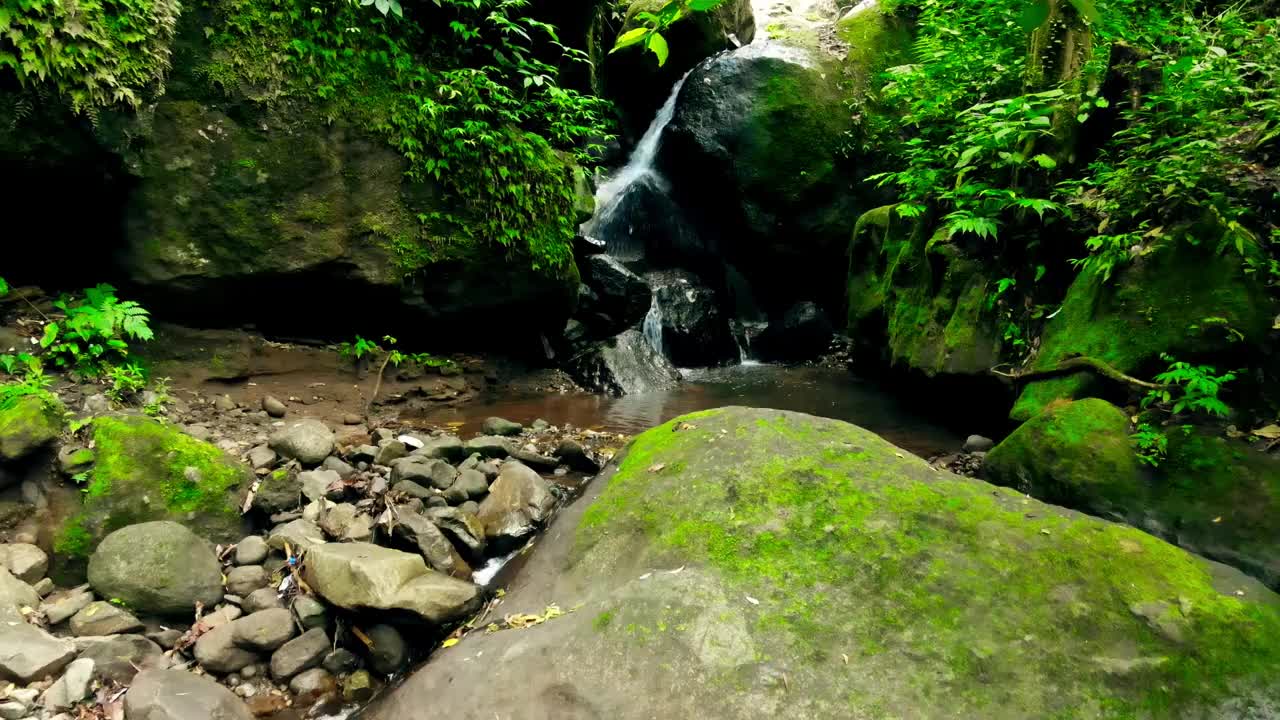 无人机拍摄的清晰的河流水流，多洛瀑布地区的河流，Kediri，印度尼西亚视频下载