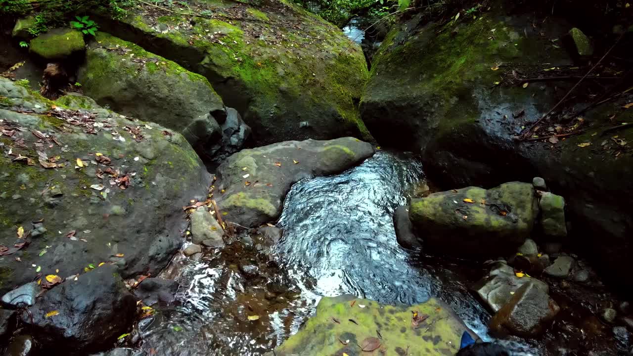 无人机拍摄的清晰的河流水流，多洛瀑布地区的河流，Kediri，印度尼西亚视频素材