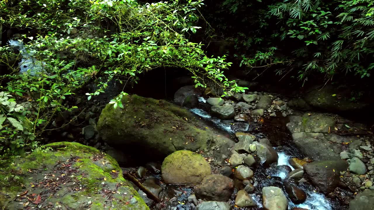 无人机拍摄的清晰的河流水流，多洛瀑布地区的河流，Kediri，印度尼西亚视频素材