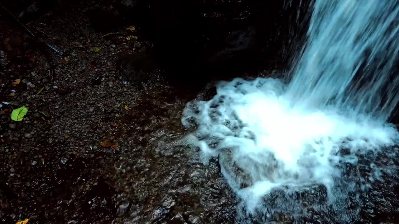 无人机拍摄的清晰的河流水流，多洛瀑布地区的河流，Kediri，印度尼西亚视频素材