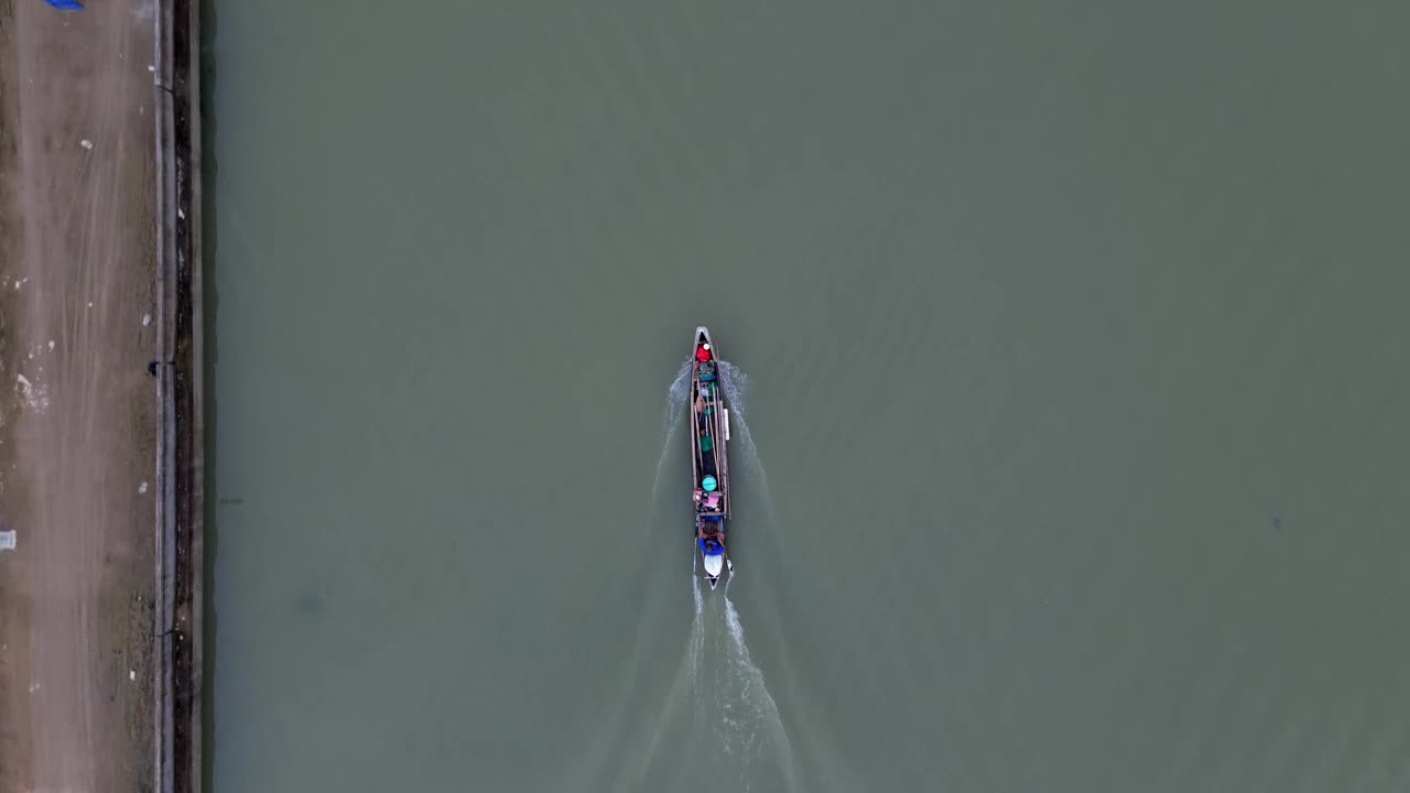 河上漂浮的小渔船鸟瞰图视频下载