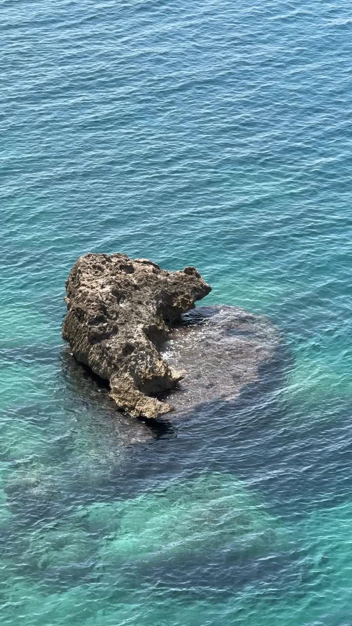 美丽的蓝色大海和岩石视频素材