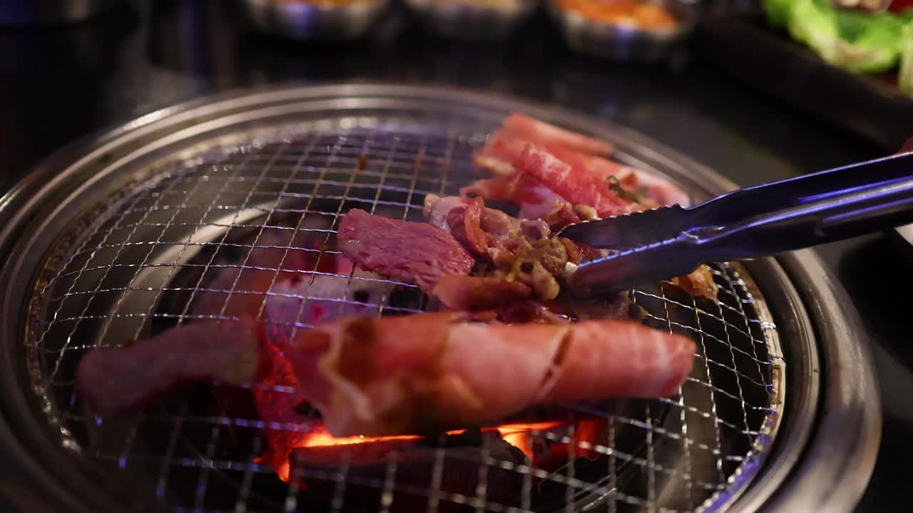 在餐厅烤牛肉和培根视频素材