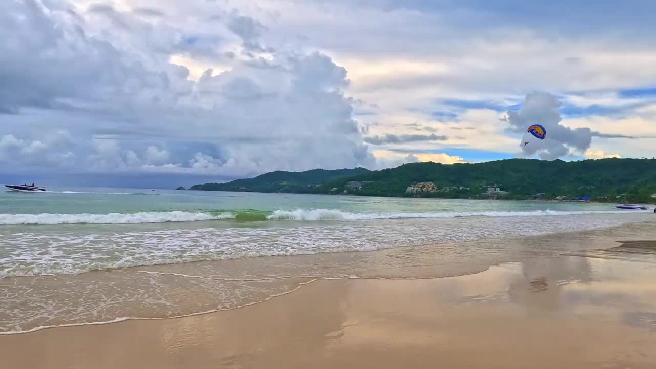 在泰国普吉岛的芭东海滩上玩伞和人们视频素材