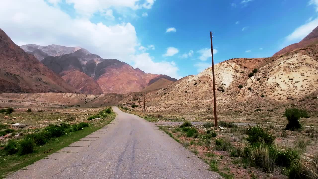 多云天空下美丽的峡谷。在老旧的柏油路上旅行视频素材