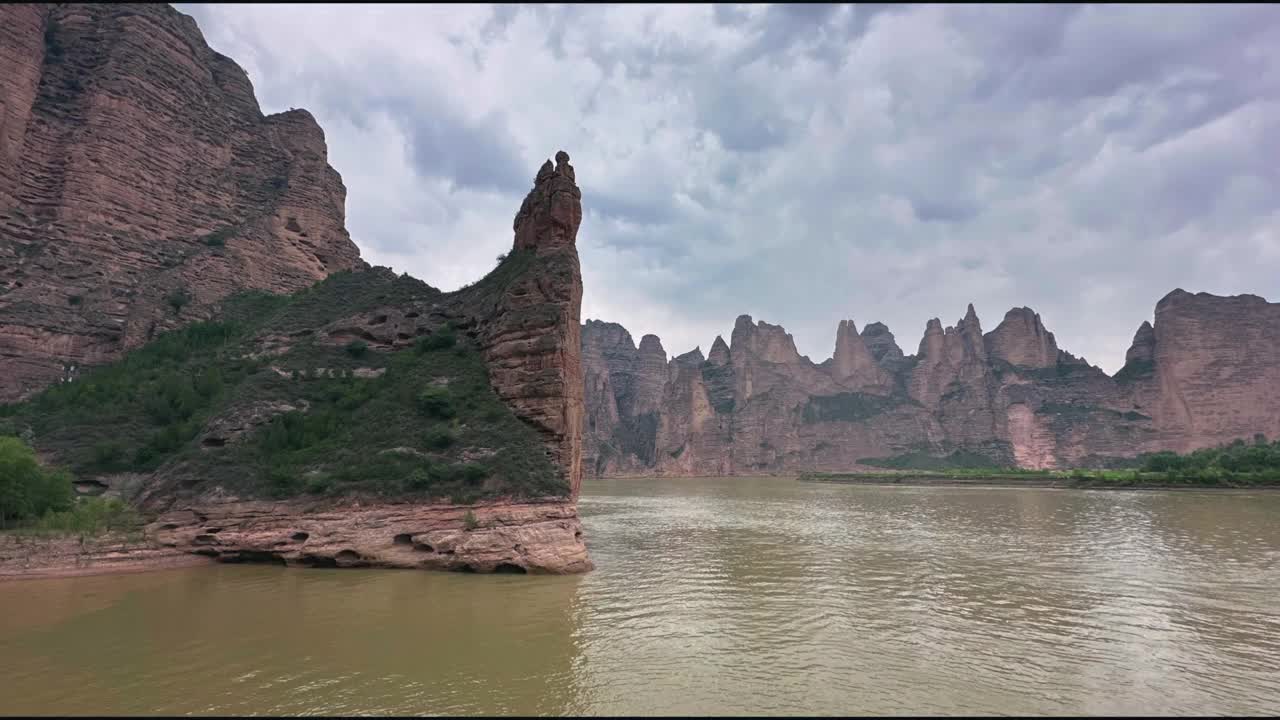 中国甘肃省永靖县黄河丹霞地貌的自然风光，视频素材