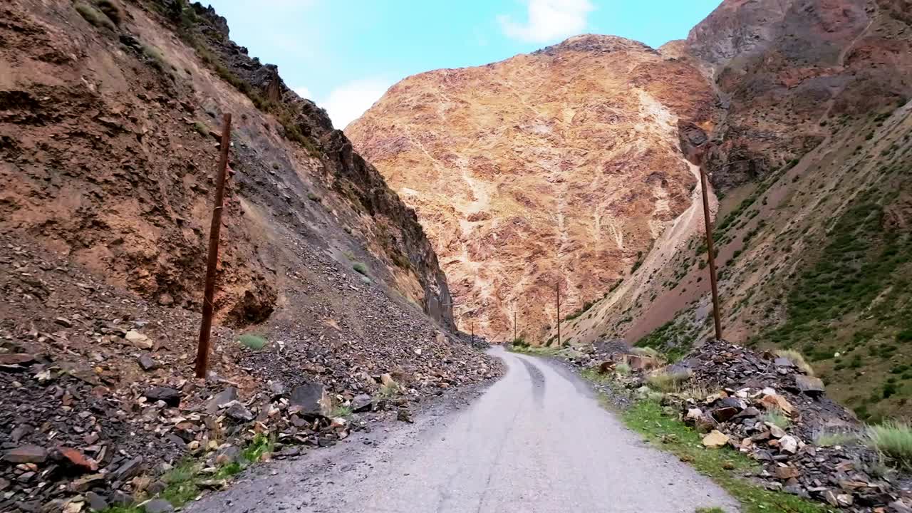 多石的峡谷和在山上凿出的土路视频素材