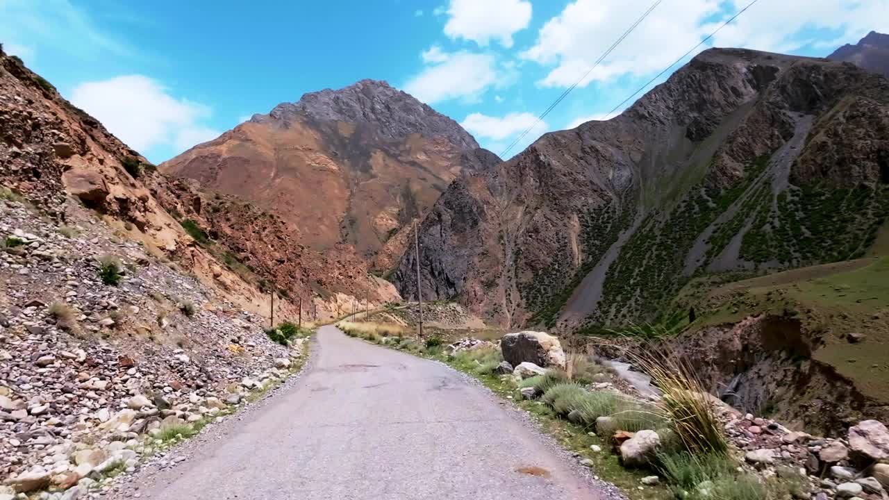 夏日的午后，云聚集在风景秀丽的山峡上视频素材