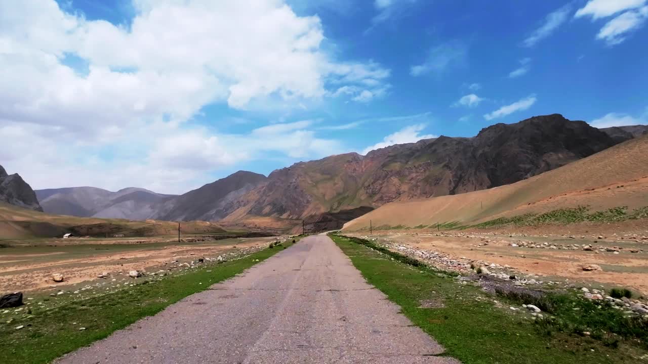 广阔的天山山谷，沿着古老的山路穿过草地视频素材