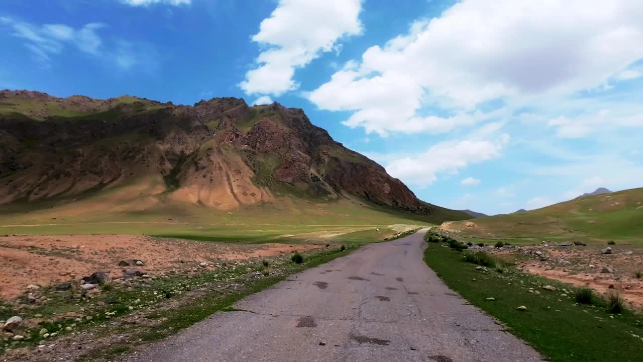 苍茫的天山山谷里，草甸林立的老山路视频素材