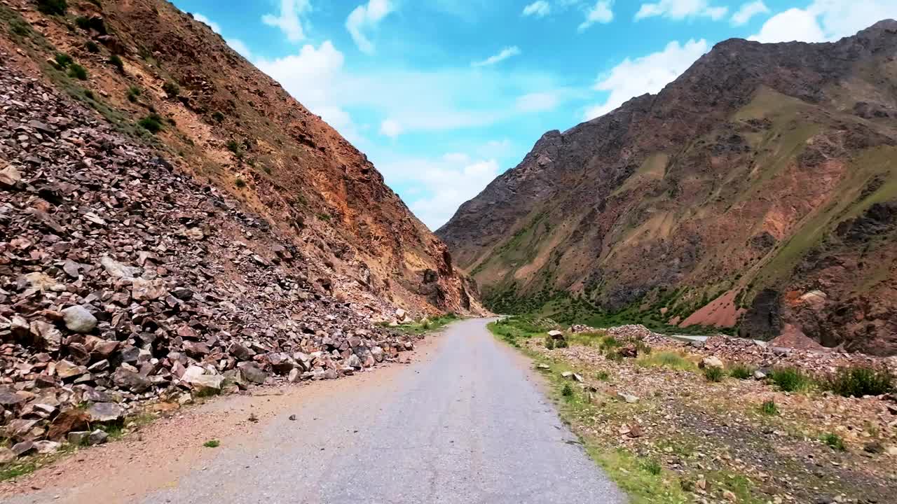 阴天下迷人的污秽。沿着破旧的柏油路行驶视频素材