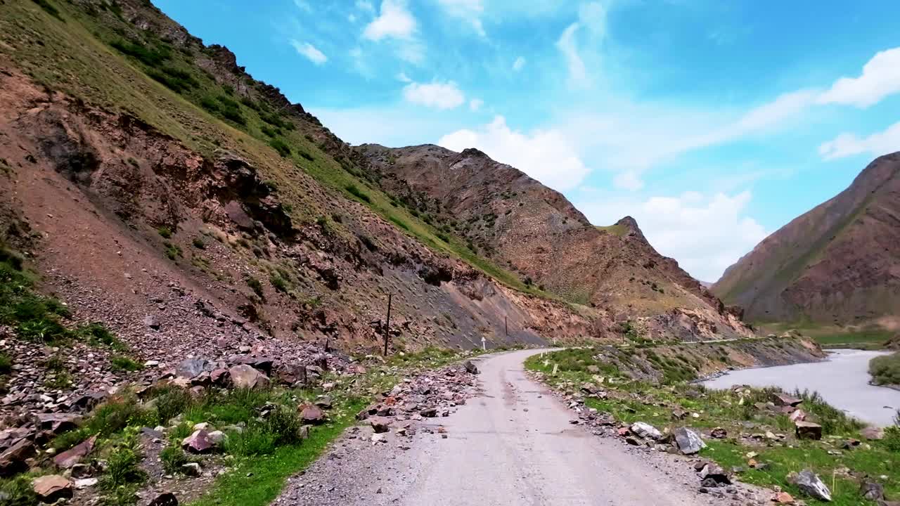 沿着明亮的夏季山谷中非常古老和破损的路面行进视频素材