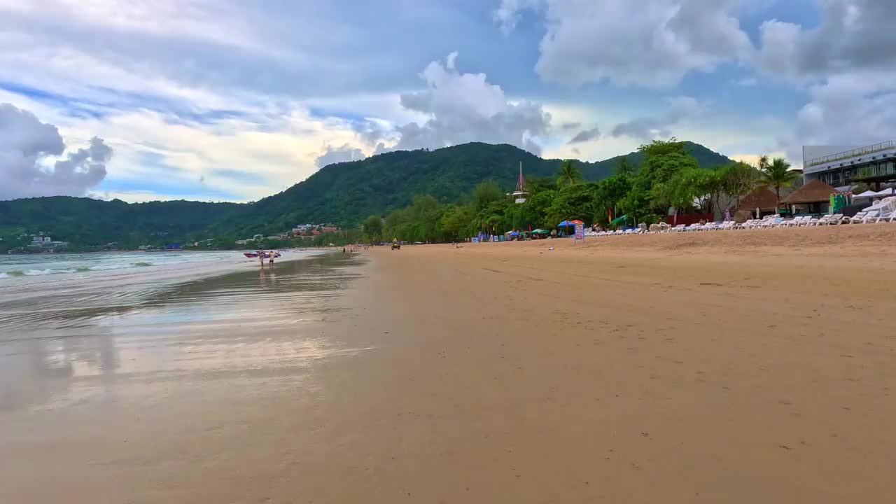 在泰国普吉岛的芭东海滩上玩伞和人们视频下载