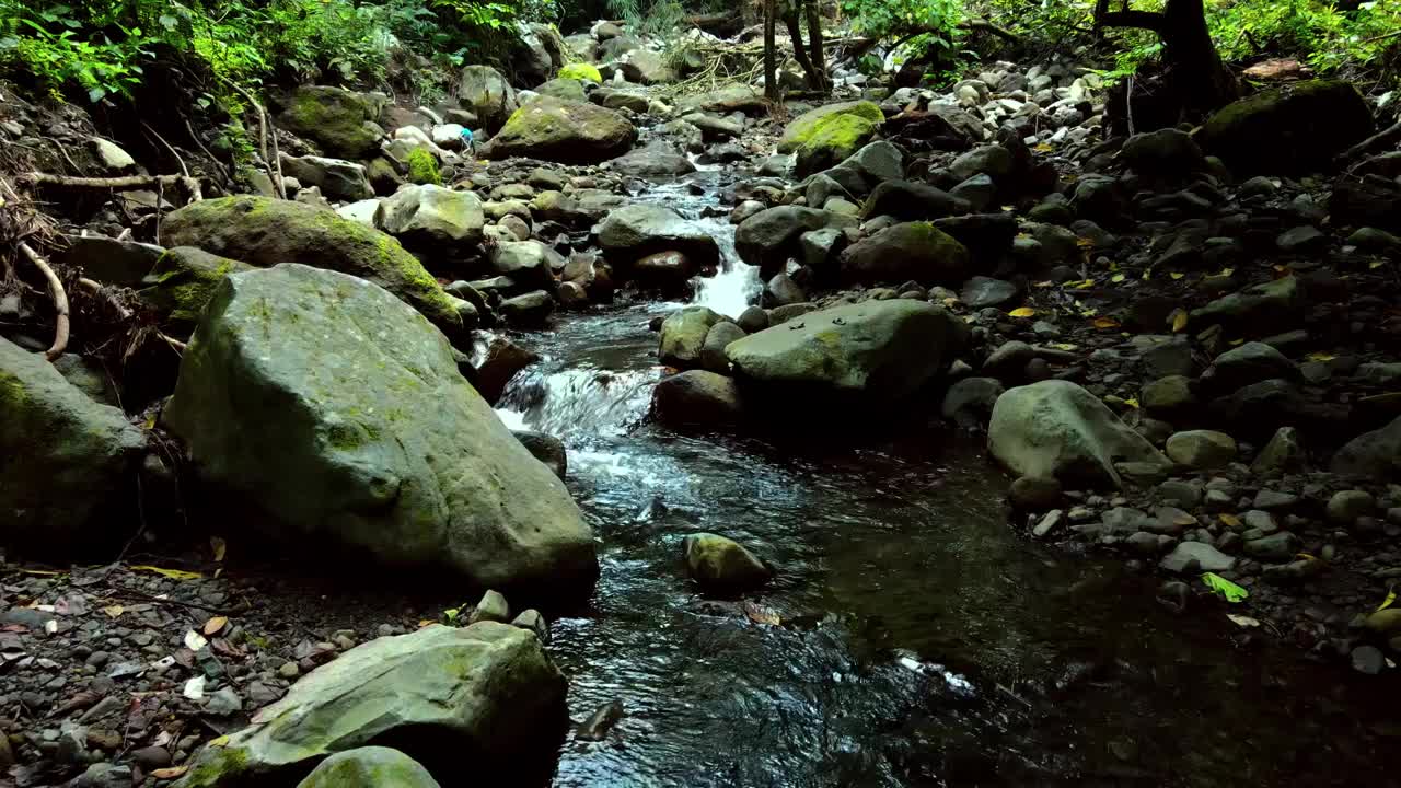 无人机拍摄的清晰的河流水流，多洛瀑布地区的河流，Kediri，印度尼西亚视频下载