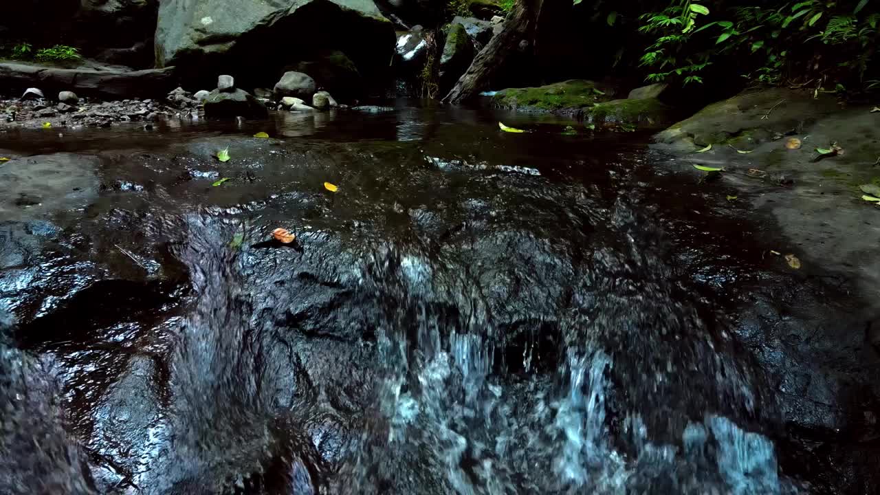 无人机拍摄的清晰的河流水流，多洛瀑布地区的河流，Kediri，印度尼西亚视频素材