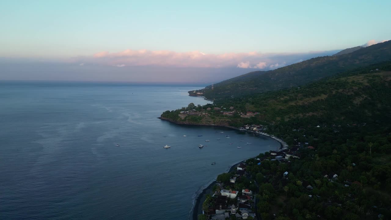 印尼巴厘岛阿梅德海岸线航拍图视频下载