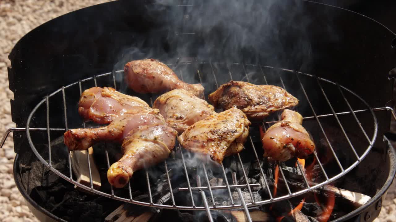 烤架上的鸡肉片视频素材