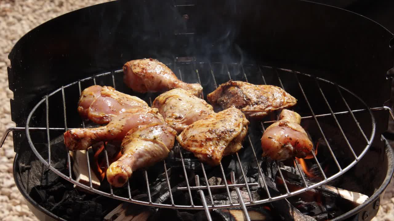 烤架上的鸡肉片视频素材