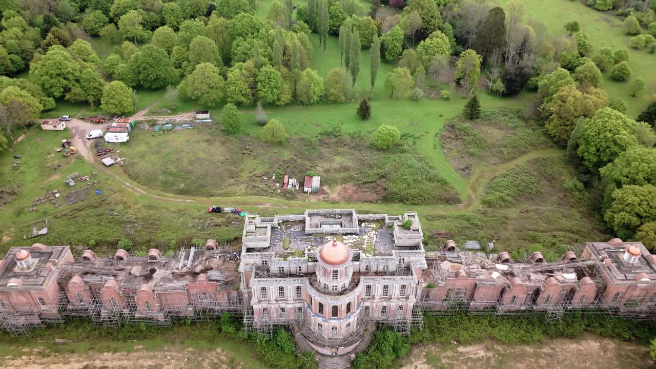 飞越汉密尔顿宫-英国阿克菲尔德的历史地标。空中飞越视频素材