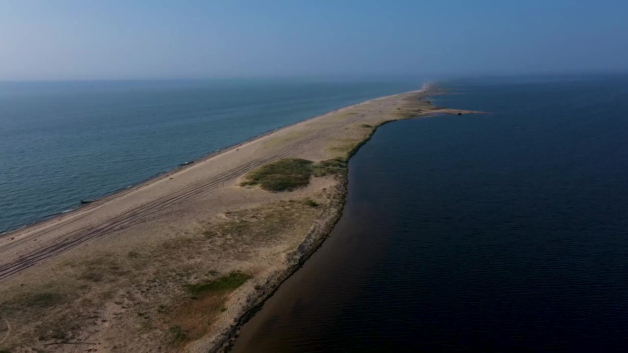 鸟瞰海和泻湖之间一个隐蔽的沙洲，提供宁静的景观视频素材