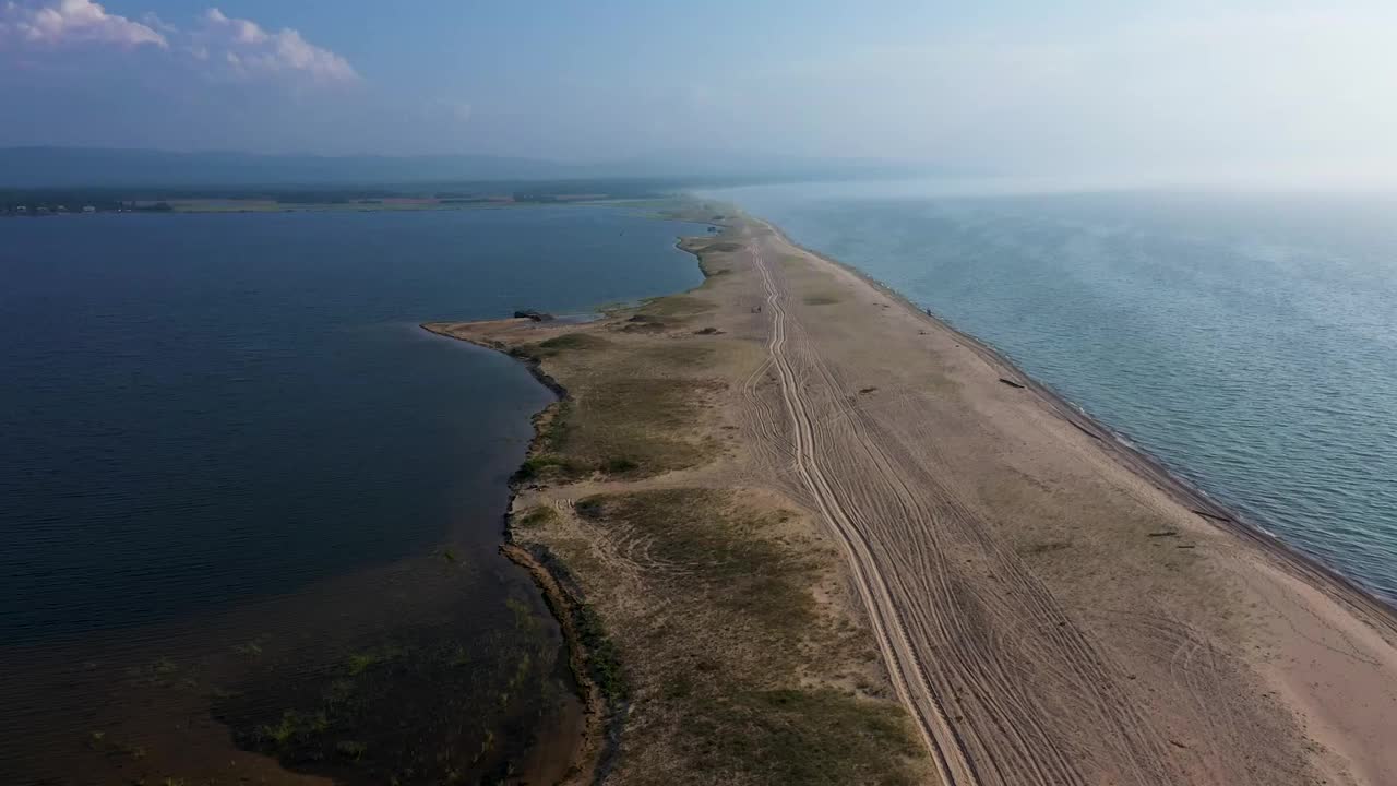 海岸线鸟瞰图，沙滩半岛和宁静的地平线为背景视频素材