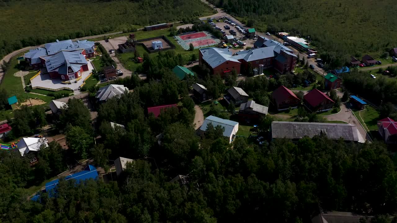 鸟瞰图展示了一个被建筑和自然包围的宁静的乡村住宅区视频素材