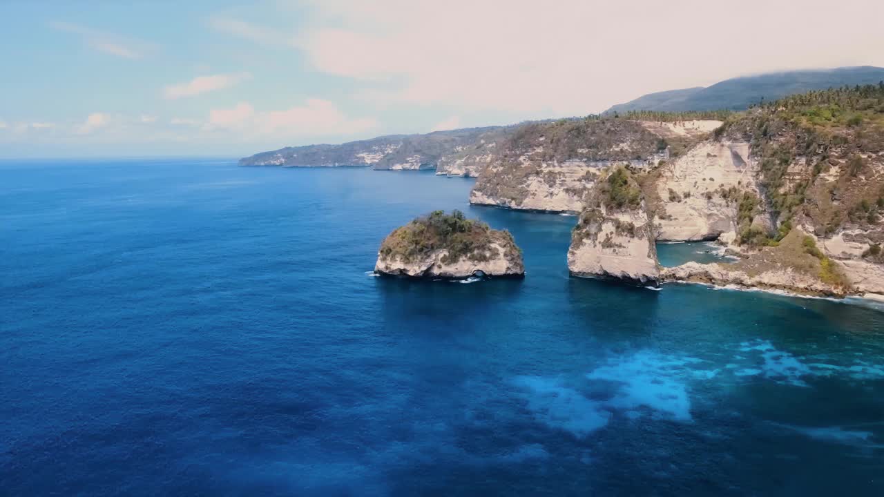 在美丽的大自然中欣赏海岸悬崖和蔚蓝海洋的壮丽景色视频素材