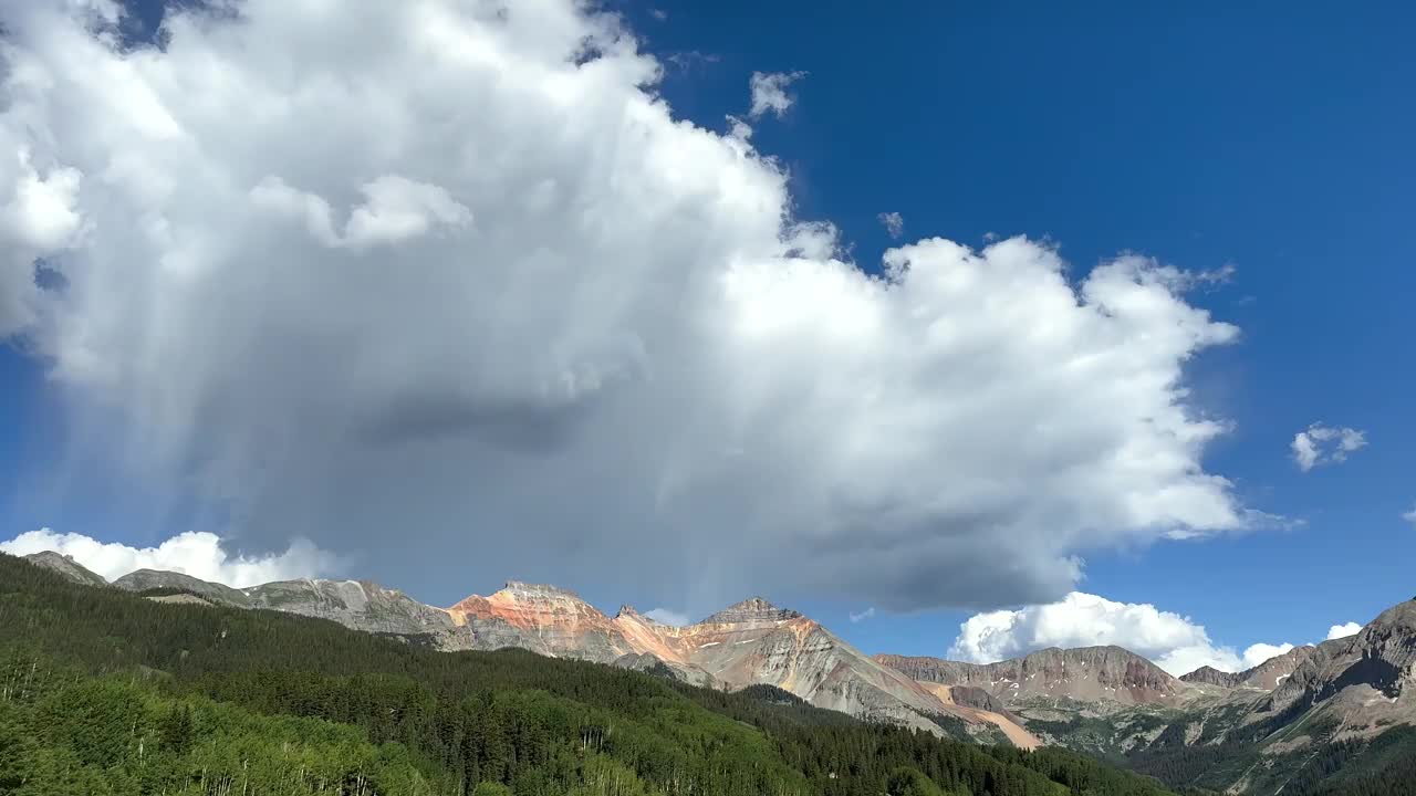 科罗拉多州圣胡安山脉上空的积云和夏雨视频下载