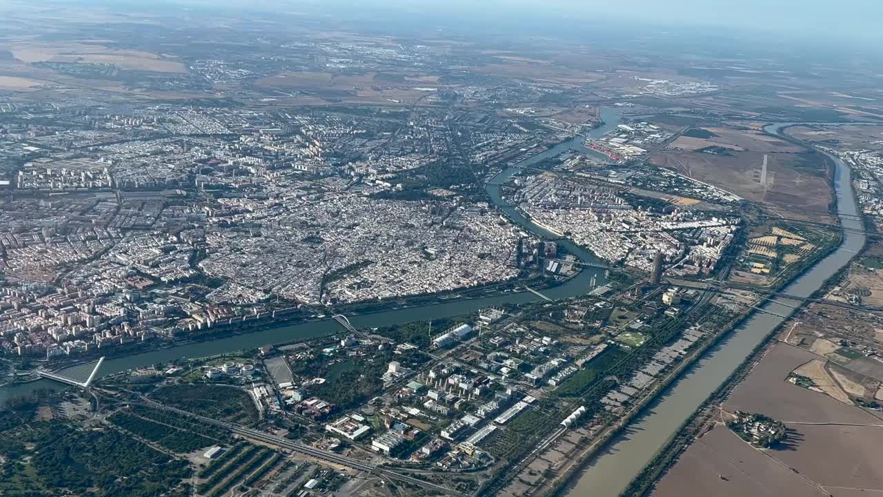 西班牙塞维利亚市的视角鸟瞰图。从从机场出发的飞机座舱里看到的全景。4 k 60 fps视频素材