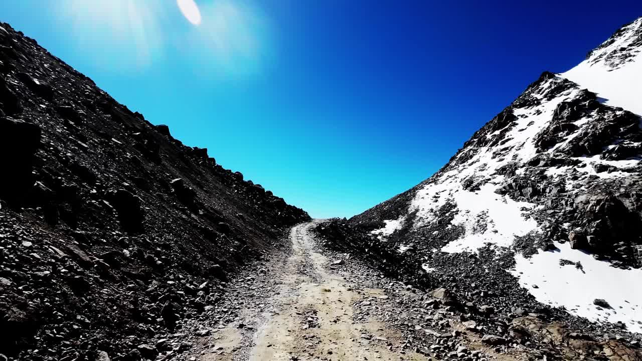 越野驾驶，翻越冰雪覆盖的岩石山峰视频素材