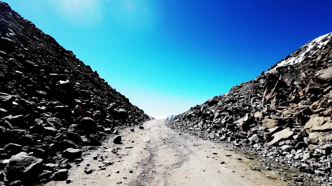 在参差不齐的雪山上航行视频素材